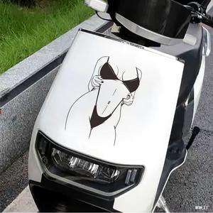 Pegatina de coche de chica sexy de dibujos animados, calcomanía para tapa de tanque de combustible, decoración triangular para ventana, material PET autoadhesivo para coche, scooter, monopatín - Product Image 3