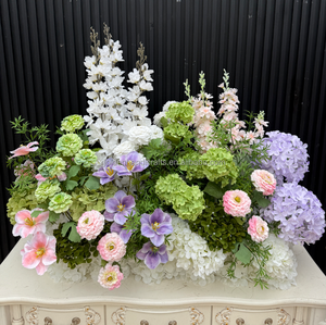 Composizione Floreale per Matrimonio con Ortensie in Seta, Sfere di Fiori Verdi e Bianchi per Decorazione Corridoio - Product Image 6