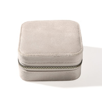 Organisateur de bijoux carré en velours en gros, mini boîte de rangement portable pour bagues et boucles d'oreilles, étui de voyage pour femmes, personnalisable avec logo