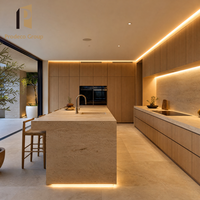 Meubles de cuisine en placage de bois, texture de grain de chêne naturel, style moderne, meubles de cuisine sur mesure haut de gamme pour villa