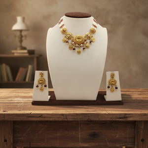 Ensemble de collier ras-de-cou traditionnel en argent perlé avec finition or antique, pendentifs en pierre rouge et boucles d'oreilles assorties - Product Image 4