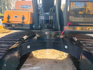Excavatrice Hyundai 220LC d'occasion entièrement contrôlée, machine puissante de taille moyenne pour l'excavation de roches en carrière et l'extraction de matières premières - Product Image 6