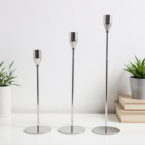 Bougeoirs décoratifs en métal - Ensemble de 3 bougeoirs en laiton doré pour centre de table - Product Image 4