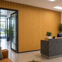 WYRAX Panneau mural cannelé WPC à finition décorative nervurée pour hall d'accueil professionnel, en chêne clair avec joint intégré