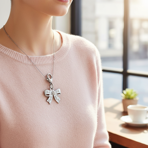 Ciondolo Charm a Fiocco Bianco in Smalto con Strass, Accessorio di Gioielleria alla Moda - Product Image 3