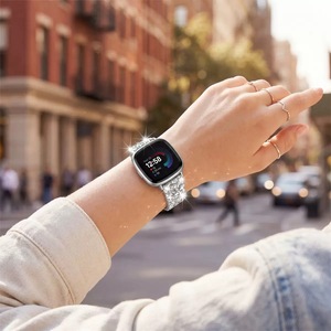 Bracelet de <span class=keywords><strong>montre</strong></span> en cuir scintillant pour femmes Fitbit <span class=keywords><strong>Versa</strong></span> 4/<span class=keywords><strong>3</strong></span>/Sense 2 avec boucle papillon (or rose) - Product Image 4