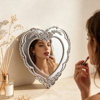 Miroir de maquillage de table individuel Heart Baroque, cadre en plastique argenté orné de filigrane festonné, logo personnalisé ODM OEM
