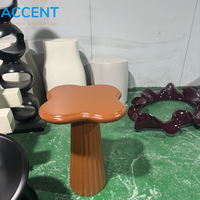 Mesa Auxiliar Nórdica de Fibra de Vidrio ODM con Diseño de Hongo, Mesa de Centro Divertida con Pétalos de Trébol, Taburete Decorativo Brillante de FRP para Proyectos de Hoteles, Villas y Cafeterías