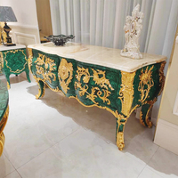 Meubles de villa de luxe uniques et personnalisés, table console avec plateau en malachite naturelle et pieds en laiton