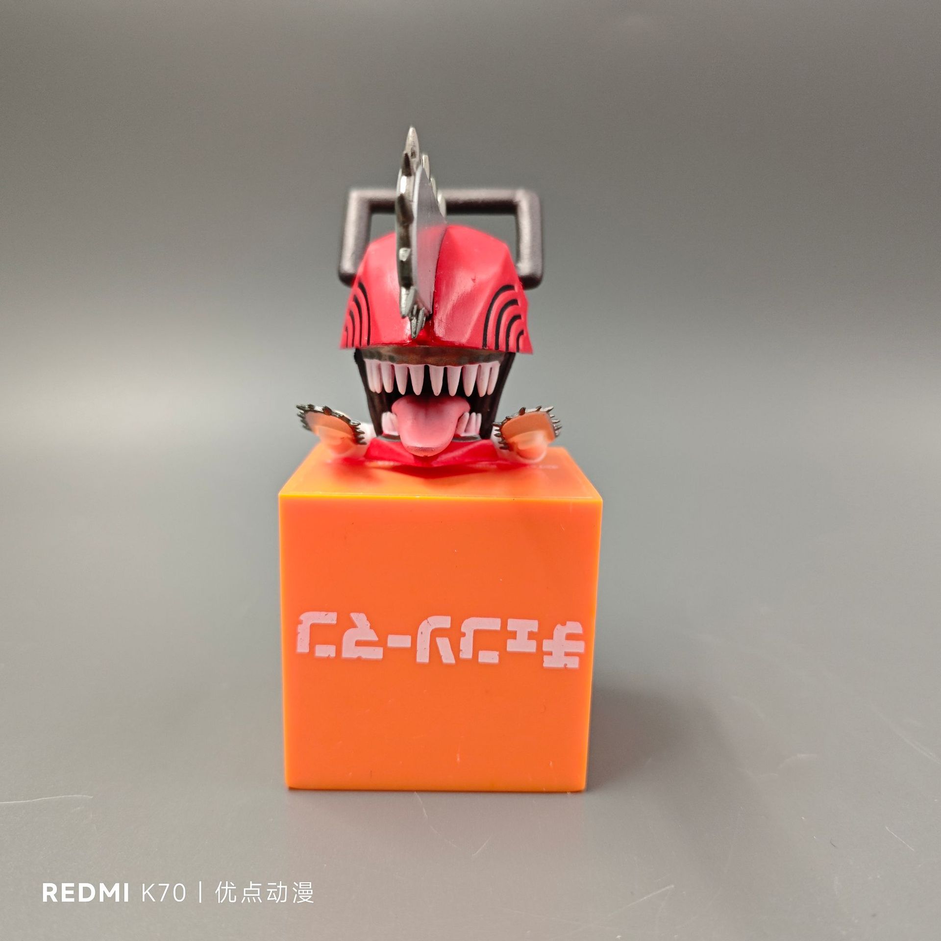 Homme à la tronçonneuse couché