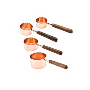 Taza medidora de cobre con mango de madera Juego de 4 tazas medidoras de tamaño personalizado de la más alta calidad a precios económicos - Product Image 1