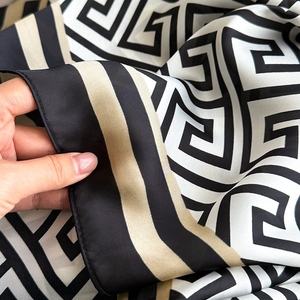 Sciarpa di <span class=keywords><strong>seta</strong></span> stampata a quadri alla moda per le donne Foulard di marca di lusso femminile copricostume da spiaggia <span class=keywords><strong>nero</strong></span> scialli e sciarpe da donna - Product Image 6