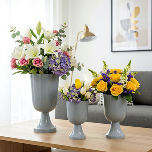 Vase en métal gris artisanal avec de luxueuses fausses roses, centre de table décoratif moderne pour hôtel, mariage, style d'intérieur - Product Image 1