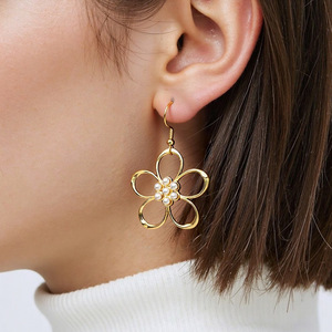 ต่างหูมุกทรงดอกไม้ดีไซน์โปร่งสำหรับใส่ทุกวัน - Product Image 1