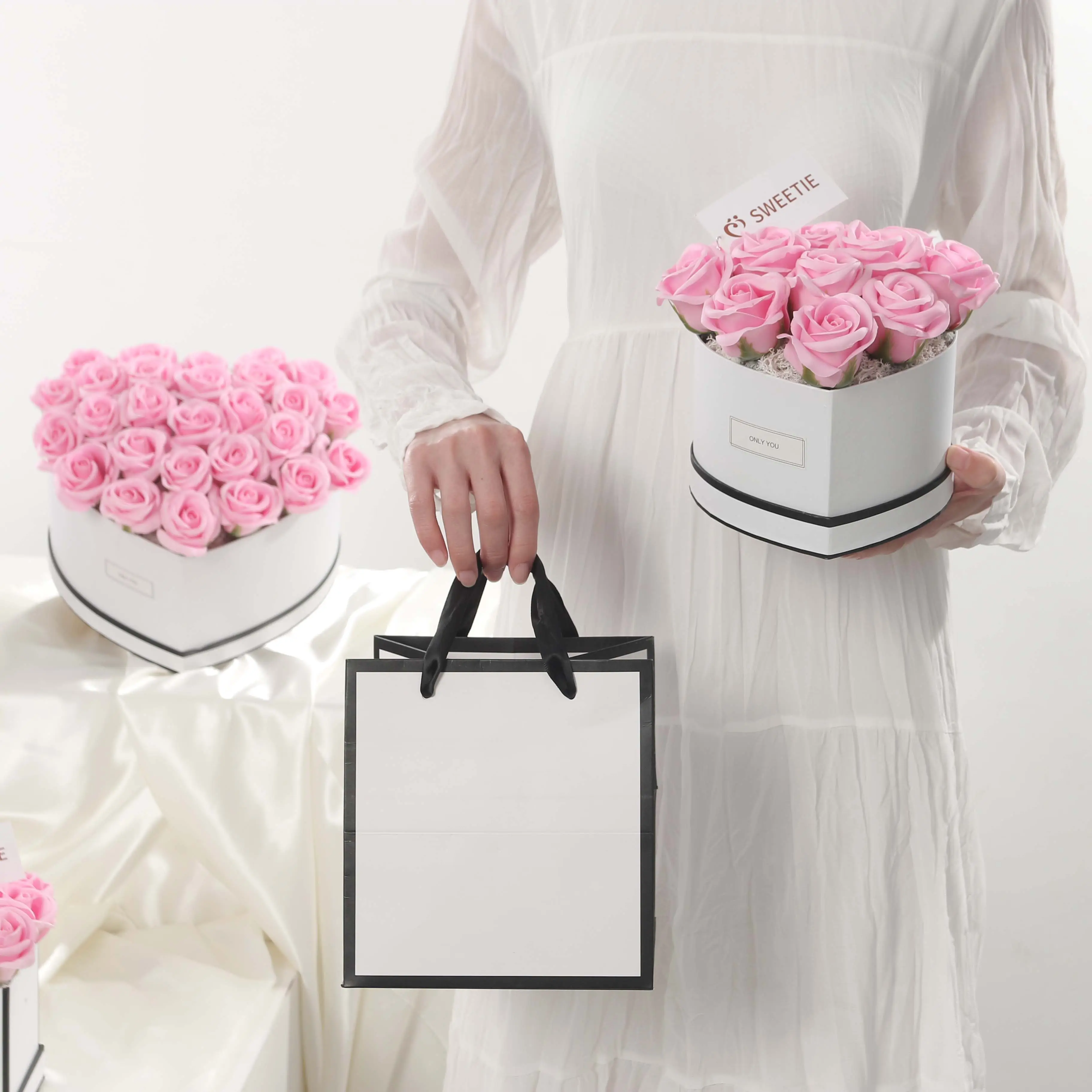Nuevo estilo de fábrica al por mayor Artificial Floral perfumado Rosas flor corazón caja de regalo con decoración más barato larga vida jabón rosas