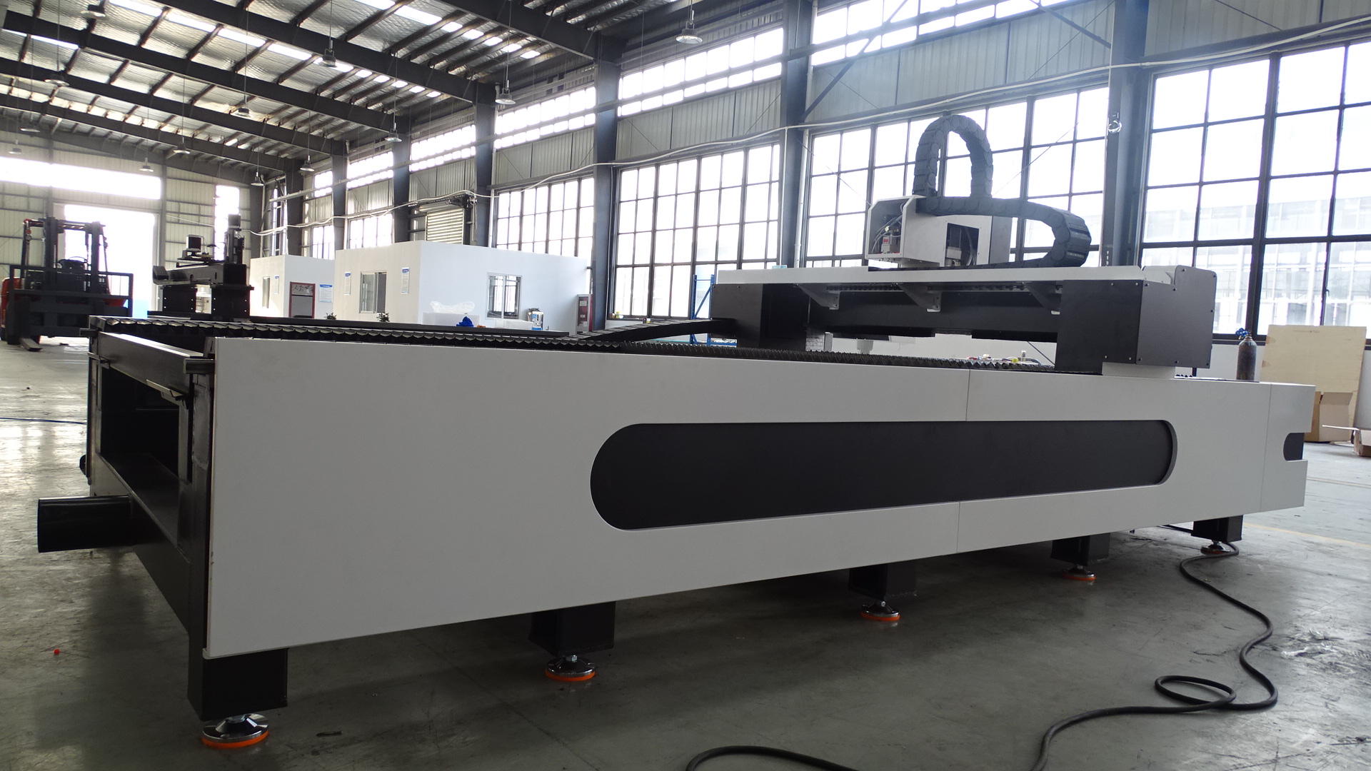 Iron Aluminum Fiber Laser Cutting Machine 1kw 2kw 4KW 6KW 1530 3015 2