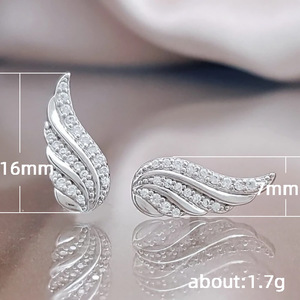 Orecchini a Forma di Ala con Cristalli Incastonati per Donne, Piccoli ed Eleganti Accessori Moda per Uso Quotidiano - Product Image 3