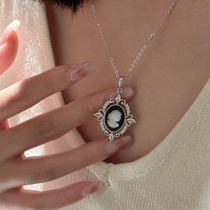 Collar de Plata de Ley S925 con Colgante de Reina, Diseño de Nicho, Joya Vintage de Moda, Collar Camelot - Product Image 2