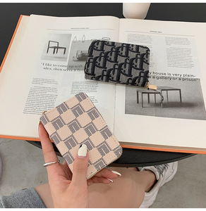 Portefeuille court en <span class=keywords><strong>PVC</strong></span> tendance avec fermeture éclair, <span class=keywords><strong>porte</strong></span>-monnaie, <span class=keywords><strong>porte</strong></span>-cartes, fermeture à bouton-pression, multi-fentes pour cartes d'identité et de crédit, pochette - Product Image 2