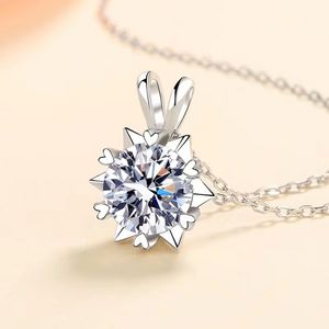 Collana in Argento Sterling 925 con Pendente a <span class=keywords><strong>Fiocco</strong></span> <span class=keywords><strong>di</strong></span> <span class=keywords><strong>Neve</strong></span> in Moissanite da 1 Carato, Taglio Brillante Rotondo, Regalo <span class=keywords><strong>di</strong></span> Lusso per Fidanzamento e Matrimonio - Product Image 3