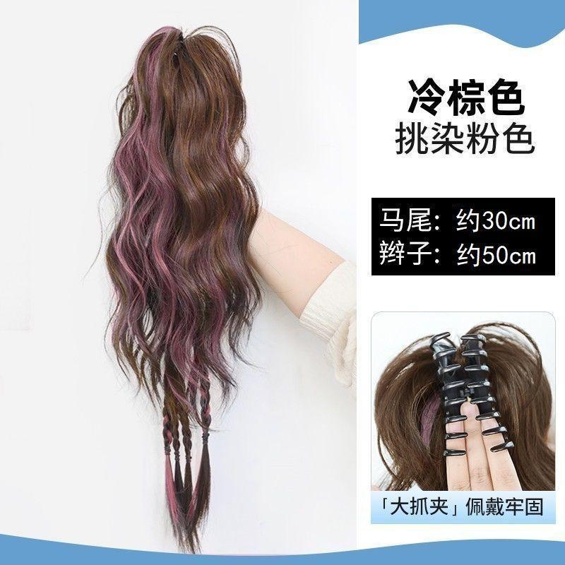 Mechas marrones frías con toques rosados.