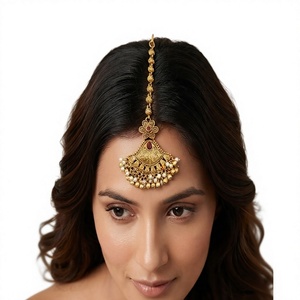 Deslumbrante joyería para el cabello Mangtikka de latón chapado en oro de primera calidad con acabado antiguo para la colección de prendas de boda. - Product Image 2