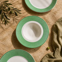 Vaisselle en céramique JQY, fournitures OEM, assiettes à dîner personnalisées avec bordure verte, collection en gros, vaisselle en porcelaine pour restaurants