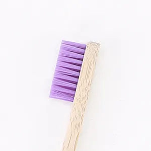 Geri dönüştürülebilir, plastik bir kutuda orta kıllı biyobozunur bambu diş fırçaları ile yetişkin bambu diş fırçası.