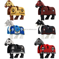 M163-170 Ensemble Cheval de Guerre et Armure Médiévale avec Cape, Modèle de Blocs de Construction Animal Marron et Blanc, Jouet Puzzle en Plastique à l'Échelle 1:8, Cadeau de Noël