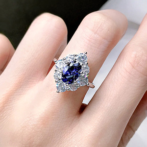Anello di forma ovale di colore blu dal design elegante per donna - Product Image 1