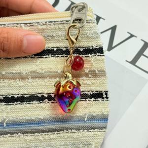 CHENXI Llaveros Originales 3D de Fresa, Colgante para Bolsos de Niñas, Accesorios de Joyería, Decoración para Estuches de Auriculares - Product Image 3
