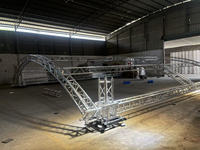 Structure de toit courbée en aluminium pour éclairage LED mural, équipement de sonorisation, festivals de musique, mariages et salons professionnels.