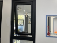 Ventana Moderna de Aluminio con Cierre Multipunto Estándar, Vidrio Templado, Seguridad Reforzada, Aislamiento Térmico, Apertura Interior/Exterior