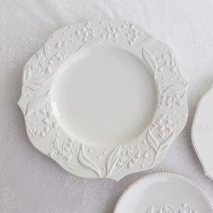 Service d'assiettes en porcelaine fine à bord ondulé, forme de pétale irrégulière, assiettes de présentation en céramique, motif personnalisé, bord doré, logos sur mesure - Product Image 4