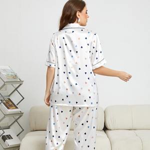 Ensemble de pyjamas en <span class=keywords><strong>satin</strong></span> pour femme, vêtements de nuit, vêtements de <span class=keywords><strong>grande</strong></span> <span class=keywords><strong>taille</strong></span> en soie, boutons imprimés en forme de cœur, haut et pantalon de détente - Product Image 2