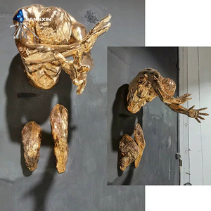 Esculturas montadas en la pared de personajes de anime modernos y dinámicos Artesanía artística de fibra de vidrio y resina con técnica de pintura - Product Image 3