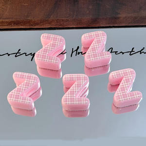 ลูกปัดอะคริลิคสีชมพูลา<span class=keywords><strong>ย</strong></span>ตารางขนาดใหญ่สำหรับพวงกุญแจ งานฝีมือ ลูกปัดตัวอักษรพยัญแบบกำหนดเอง - Product Image 6