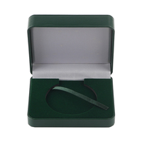 Boîte à bijoux en cuir carrée verte avec doublure en velours, idéale pour ranger les pièces de monnaie, les pendentifs et les badges.