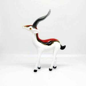 Figurine d'antilope en verre soufflé à la main, rouge, noir, blanc, sculpture animale décorative contemporaine - Product Image 2