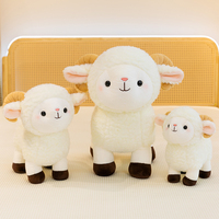 En gros, Peluche agneau blanc debout à cornes courbes, jouet en peluche doux, décoration d'intérieur, cadeau d'anniversaire pour enfants