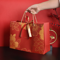 Sacs en papier personnalisés de luxe rouges pour cosmétiques et vêtements, sacs de shopping en papier sur mesure