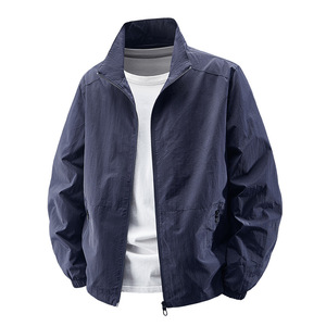 Factory <span class=keywords><strong>Outlet</strong></span> Hombres Stand Collar Transpirable Cierre de cremallera Chaqueta informal Protector solar <span class=keywords><strong>Ropa</strong></span> exterior resistente al desgaste para el verano - Product Image 2