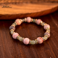 Bracelet tendance perlé avec cristaux roses naturels de forme géométrique, bijou unisexe en pierre naturelle, design de bracelet perlé.