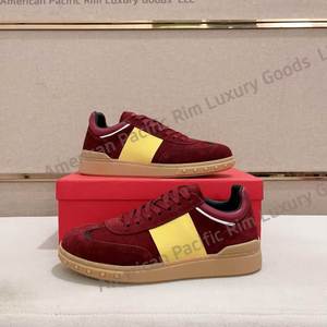 Baskets basses décontractées rétro pour femmes en daim color block bordeaux et jaune avec lacets et semelle en caoutchouc - Product Image 1