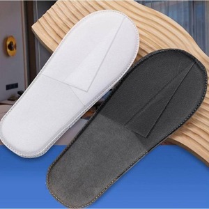 Pantoufles jetables antidérapantes blanches personnalisées à bout fermé pour chambre d'hôtel, maison et spa - Product Image 2