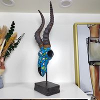 Sculpture moderne en résine turquoise en forme de tête d'antilope, peinte à la main, style tribal, ornement de crâne d'animal pour décoration de table et de maison