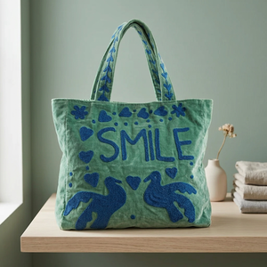 Sac fourre-tout en velours violet fait main sur mesure avec broderie chic de lettres LOVE vertes, colombes, cœurs et appliques florales - Product Image 5