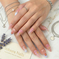 Kuku Palsu Warna Pink Nude Iridescent Musim Panas dengan Pinggiran Biru, Bunga 3D Transparan, Bentuk Almond Panjang, Aksen Mutiara, Pemasok Kuku Grosir
