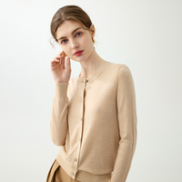 Feingestrickter Damen-Cardigan aus feiner Merinowolle und Baumwolle in Grau, elegant, klassisch, dünn, lässig, Rundhalsausschnitt, schmal geschnitten, bequem.