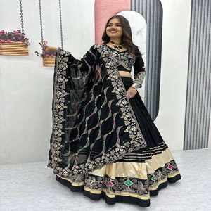 Ensemble Lehenga Choli Navratri Exclusif pour Femmes avec Broderie Détaillée en Fil et Travail de Séquence Convient aux Soirées Garba - Product Image 1